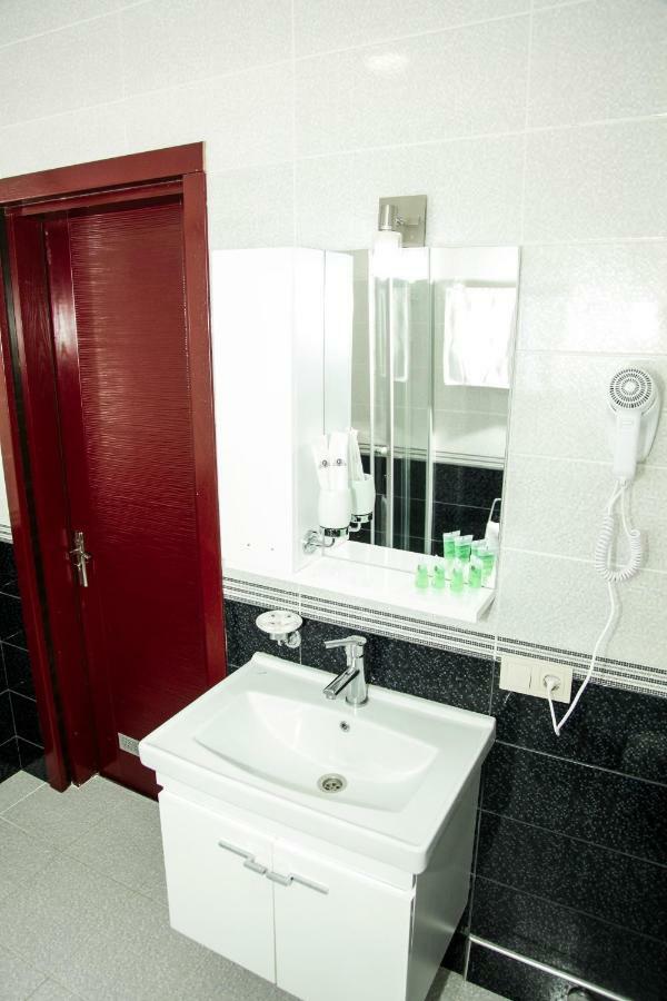 Hotel Grand Zugdidi ภายนอก รูปภาพ