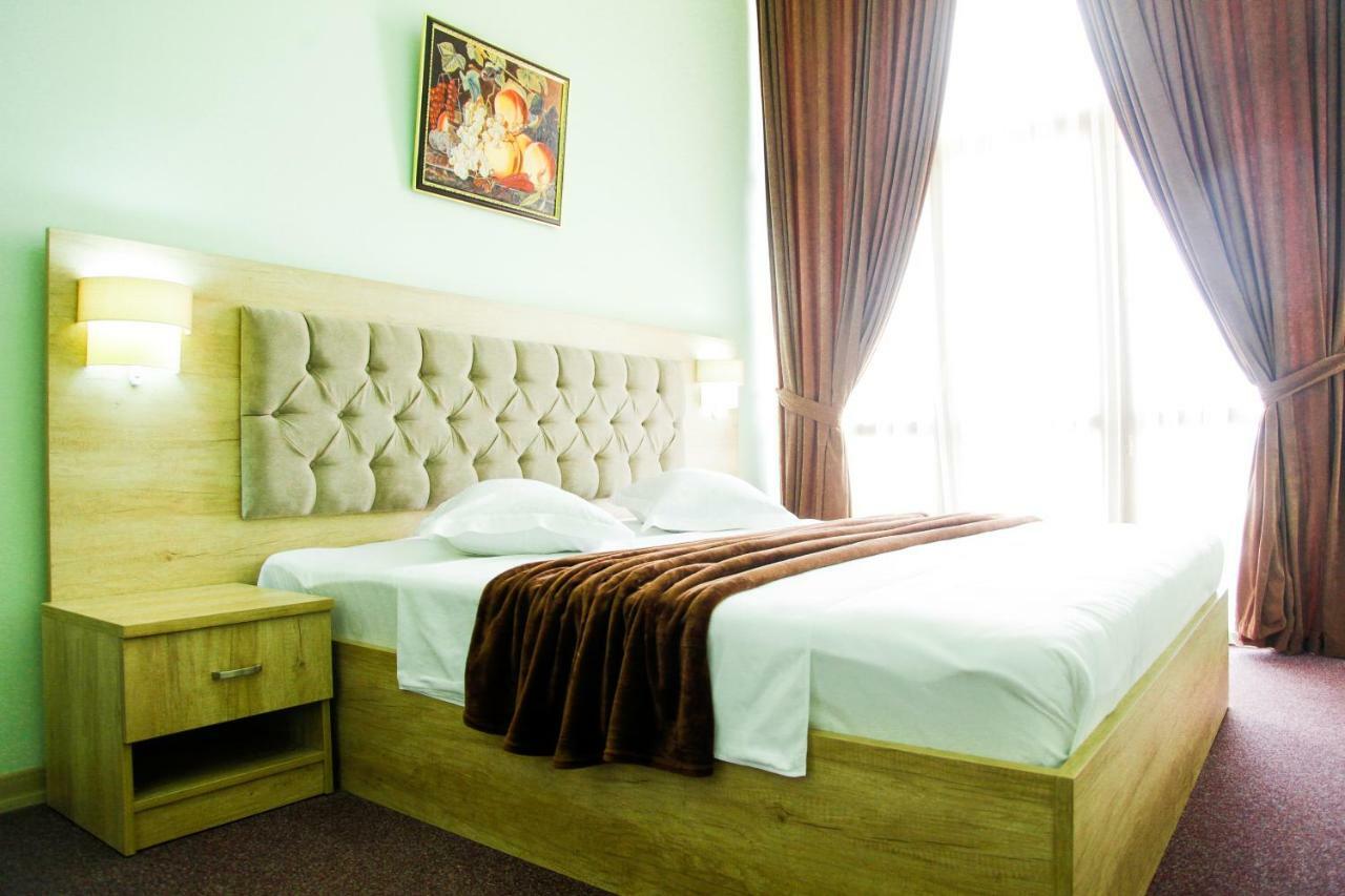 Hotel Grand Zugdidi ภายนอก รูปภาพ