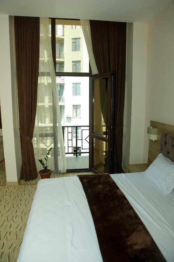 Hotel Grand Zugdidi ภายนอก รูปภาพ