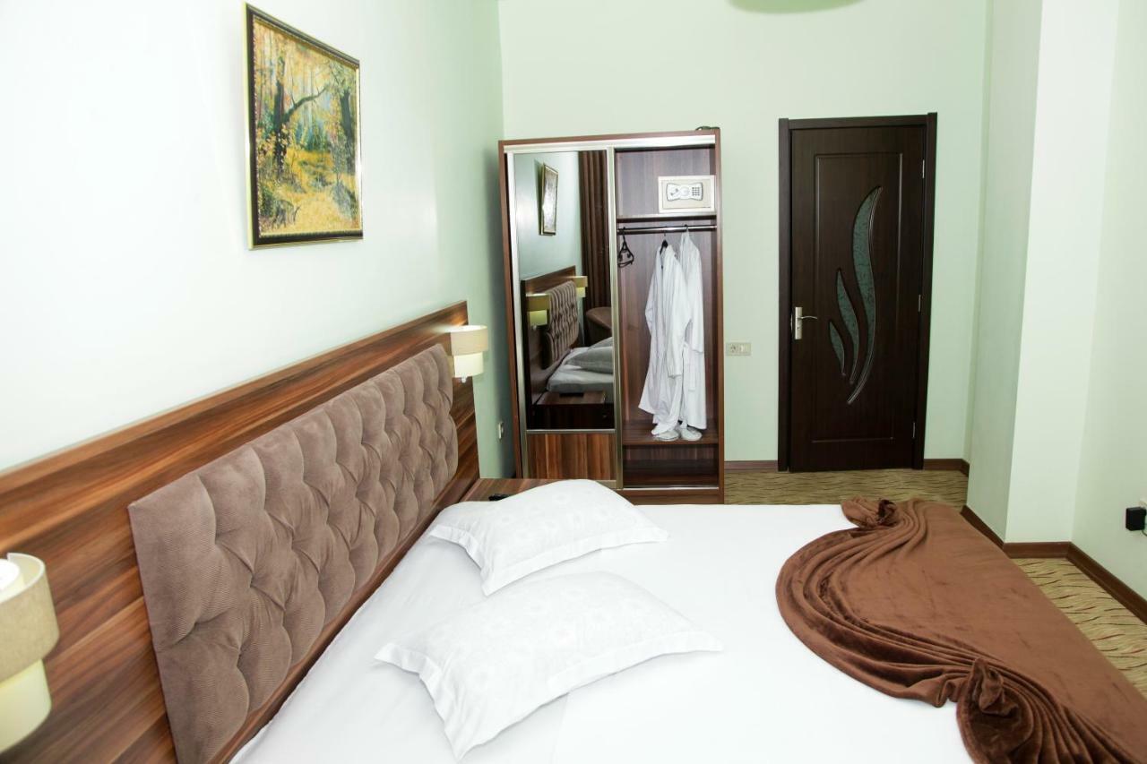 Hotel Grand Zugdidi ภายนอก รูปภาพ