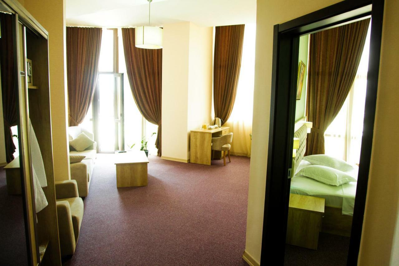 Hotel Grand Zugdidi ภายนอก รูปภาพ